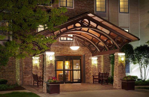 Glenview Apartment | Accessible Suite | Kitchen, Free Breakfast & Pool