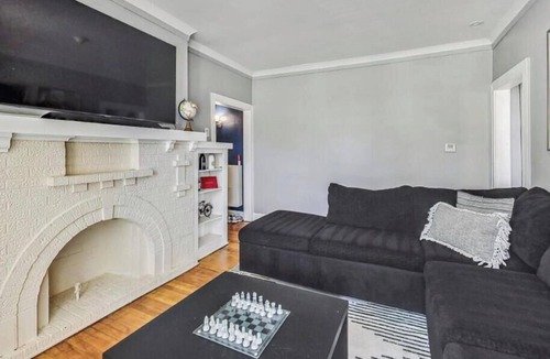 South Chicago House | Adorable 1-bedroom building with AC in beautiful Chicago