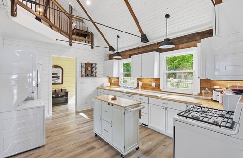 Colgate House | Adorable and completely renovated 4+ bedroom lake house on Pewaukee Lake, WI.