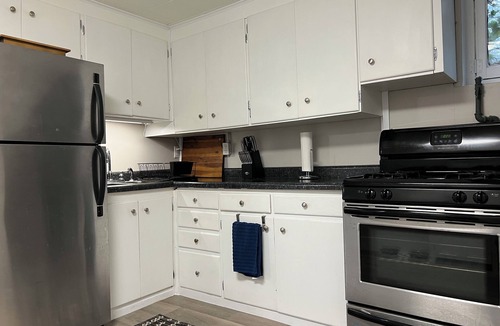 Beulah House | Adorable home sleeps 6+, 2 min walk to lake, restaurants, shops.Near SB Dunes.