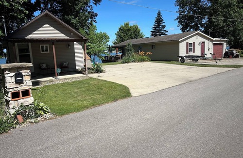 Shipshewana Cottage | Adorable lake cottage near charming Shipshewana and within 40mins to ND