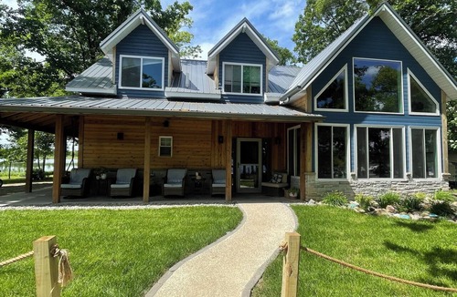 Menahga Cabin | Adorable Lakeside Cabin w/Private Sandy Beach to Enjoy the Sunrise