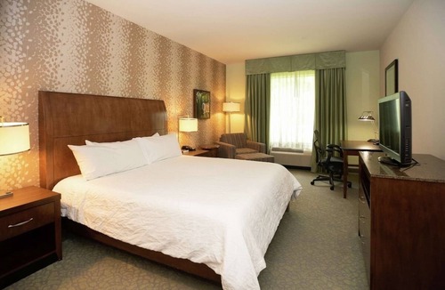Covington Hotel | Adventure-Ready Stay Near Landmarks – 3 Suite Rooms Close to Castine Center