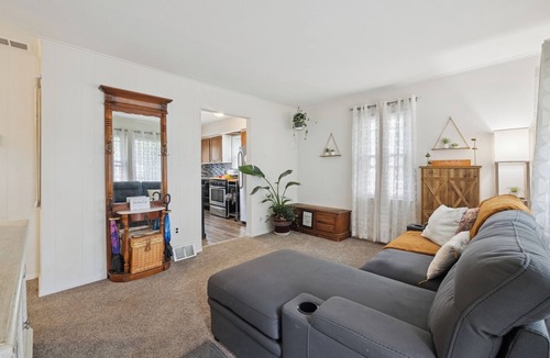 Taylor House | Airport Getaway -2BR near Detroit sports & events 20 min from Downtown A2