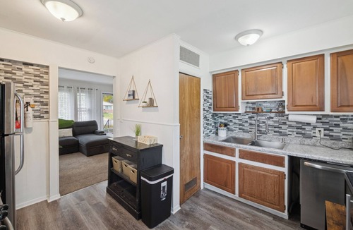 Taylor House | Airport Getaway -2BR near Detroit sports & events 20 min from Downtown A2