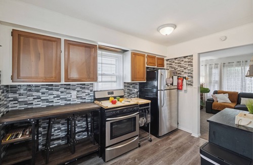 Taylor House | Airport Getaway -2BR near Detroit sports & events 20 min from Downtown A2