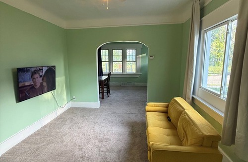 Detroit House | Alma’s Garden Inn – Grand Executive Suite 2BR King & Queen