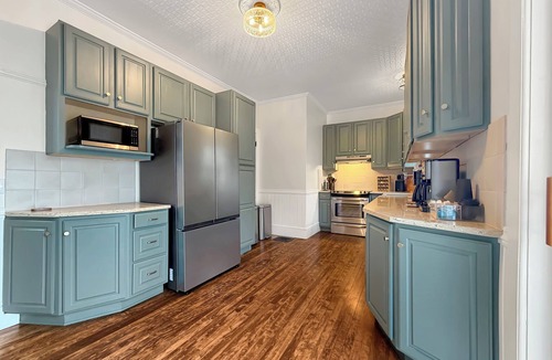 Plymouth House | Amazing 5-bedroom Victorian house Downtown Plymouth 6 minutes from Road America