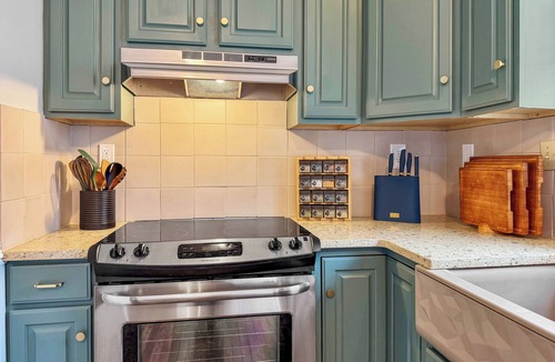 Plymouth House | Amazing 5-bedroom Victorian house Downtown Plymouth 6 minutes from Road America