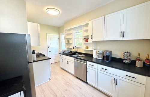Roseland House | Amazing 6-bedroom house with spacious yard .3 miles from ND campus