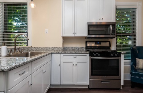 South Haven House | Americana. Large Historic Home. Dogs Welcome. Walk to Downtown and Beach!