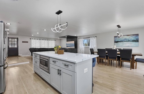 Wasco House | Angel: Beautiful Spacious Modern house w/large Fully Fenced yard!
