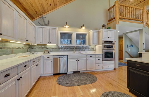 Birchwood Farms House | Arrowhead Summit | Month long rentals | Hot Tub | Sleeps 20