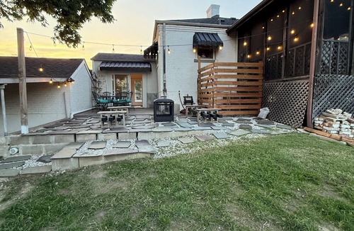 St. Louis House | Art Deco Oasis - Pool Table, bar, fire pit, TV’s
