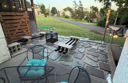 St. Louis House | Art Deco Oasis - Pool Table, bar, fire pit, TV’s