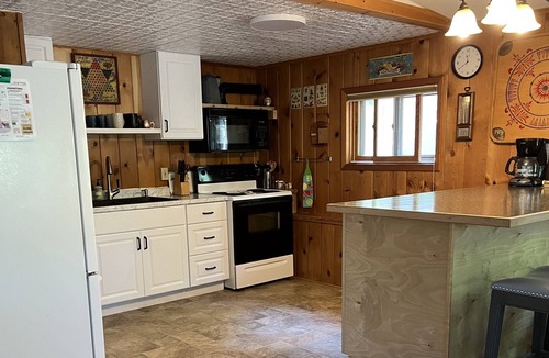 Silver Lake Cottage | Aug 17-22 OPEN! Huge deck, AC, pool, play area, walk to town, on channel, pet OK