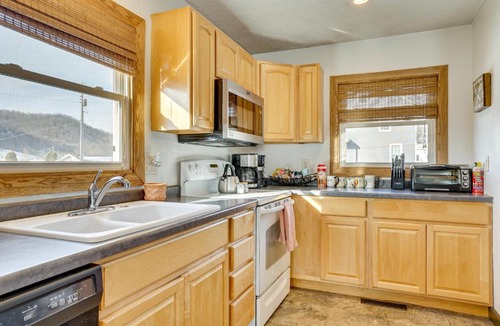 Brownsville House | Authentic Brownsville Farmhouse: 1 Mi to River!