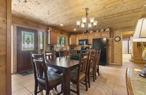 Branson Cedars Cabin | Authentic Log Cabin-HotTub, Loft, Near Big Cedar, Pet Friendly, Free Daily Attraction Tickets!