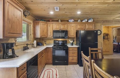 Branson Cedars Cabin | Authentic Log Cabin-HotTub, Loft, Near Big Cedar, Pet Friendly, Free Daily Attraction Tickets!