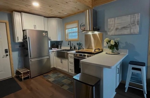 Escanaba Cabin | Awesome 1-bedroom cabin on Lake Michigan for a perfectly cozy beach getaway.