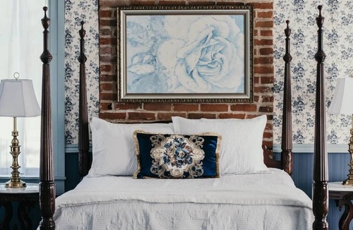 McFarlan Bed & Breakfast | B&B-River Stay, Shawnee Getaway, McFarland Suite