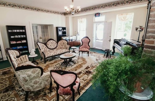 Elizabethtown Bed & Breakfast | B&B-River Views, Shawnee Getaway, Sarah Room