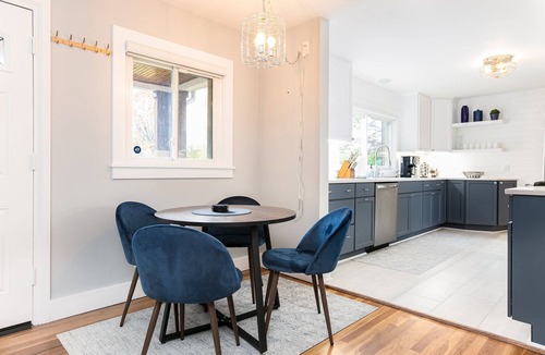 South Bend House | Backyard Vibes-Walk to ND-Dogs Welcome-BBall Hoop-Fire Pit-Sleeps 12-2024 Reno