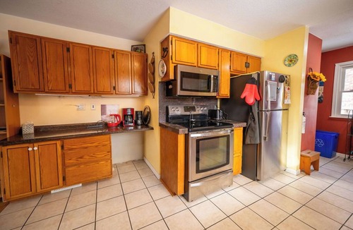 Lawrence House | Base yourselves here! 3 bes+2ba w/great yard, dual monitor workstation!