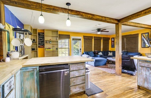 Park Forest - LA North House | Baton Rouge Home Getaway with Hot Tub & Pool Close to LSU