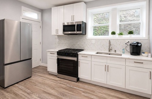 South Shore Apartment | Beautiful 3-Bedroom Apartment, Free WiFi & AC, 18 Minutes to Downtown Chicago