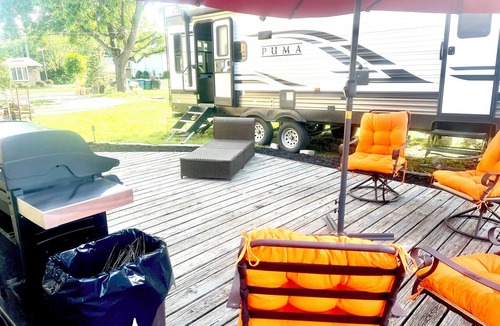 Hazel Green House | Beautiful 32' RV located in Chicago's South suburb - A unique experience!