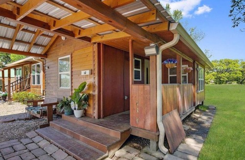 Denham Springs Cabin | Beautiful Cabin in a great neighborhood and minutes from Baton Rouge!