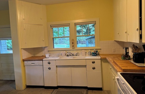 Lake Leelanau Cottage | Beautiful Classic Lakeside 4-bedroom cottage with separate 1-bedroom guesthouse