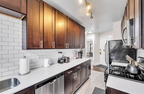 Hyde Park Apartment | Beautifully Remodeled 2B/2BA Hyde Park