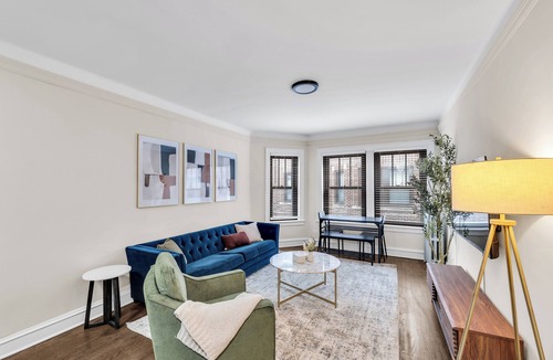 Hyde Park Apartment | Beautifully Remodeled 2B/2BA Hyde Park