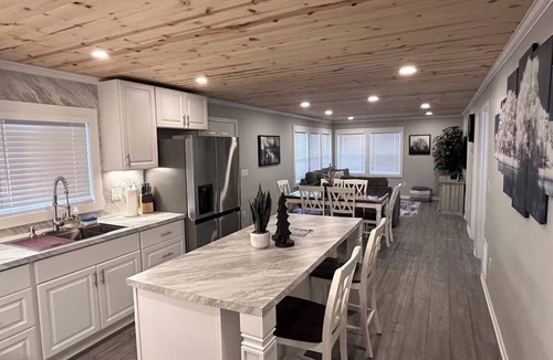 Bergland House | Bergland Bay Bungalow, 2-bedroom house on the snow and UTV trail close to lake.