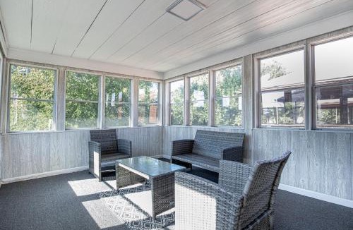 Detroit Apartment | Big Central Stylish 3 BR/ 3 bath Townhouse. Game room . Home office.