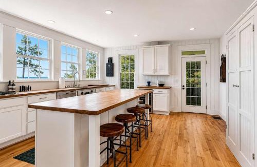 South Haven House | Blackstone on the Bluff with Lake Views Historic Home Family Friendly