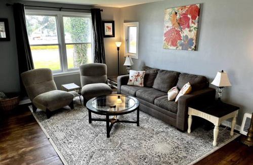 Wheeler House | Blue Birdhouse - Indiana Dunes - Pet Friendly