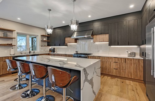 New Buffalo House | Blue Laguna Retreat - Private Beach 5 min - Hot tub - Riverfront - 20+ guests