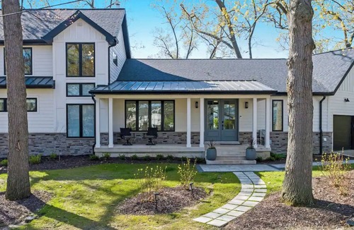 New Buffalo House | Blue Laguna Retreat - Private Beach 5 min - Hot tub - Riverfront - 20+ guests
