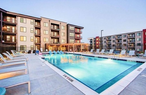 St. Peters Apartment | Bold 2202 I Parking I Pool I Gym I Parking
