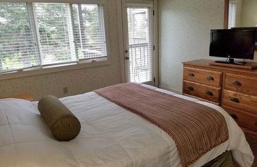 Acme Condo | Book a discounted July stay! Condo sleeps 4-Wifi, private deck, ❤️ location!