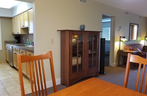 Acme Condo | Book a discounted July stay! Condo sleeps 4-Wifi, private deck, ❤️ location!