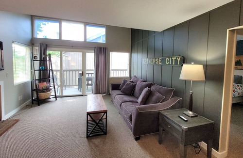 Acme Condo | Book a Spring visit! 2br Grand Traverse Condo- Wifi, ❤ location, sleeps 6!