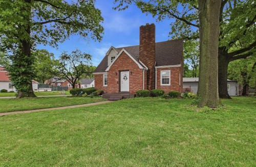 Edwardsville House | Brick B&B - 3Bed 2Full Bath! Downtown Edwardsville