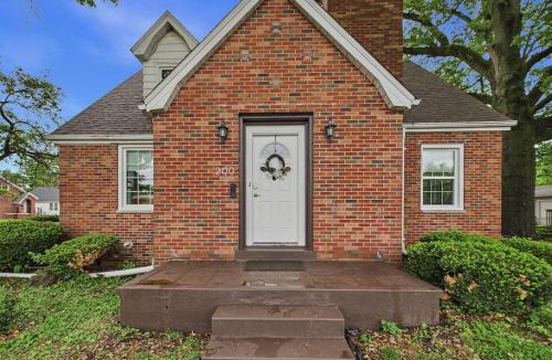 Edwardsville House | Brick B&B - 3Bed 2Full Bath! Downtown Edwardsville