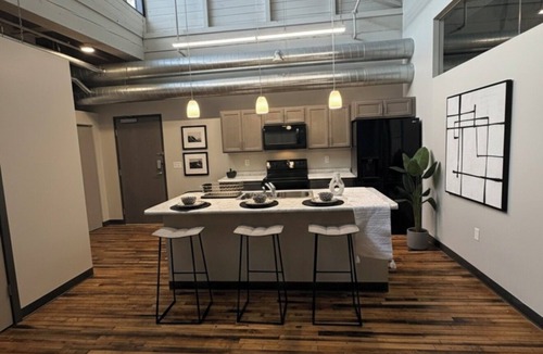 Milwaukee Apartment | Bright 2-bedroom apartment in wonderful Milwaukee area close to downtown