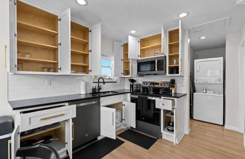 Eastpointe Apartment | Bright & Airy 1BR w/Workspace + Laundry | WiFi, in Eastpointe