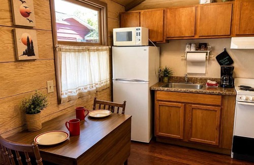 Grayling Cabin | Cabin 19-Woodland Motor Lodge